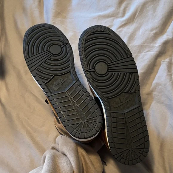 Jordan 1s Gold and Black Mid Glitter - Picture 4 of 4